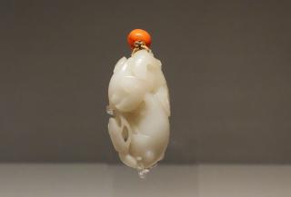 和田玉是广受欢迎的玉石,种类繁多,包括白玉,青玉,黄玉,黑玉和碧玉等